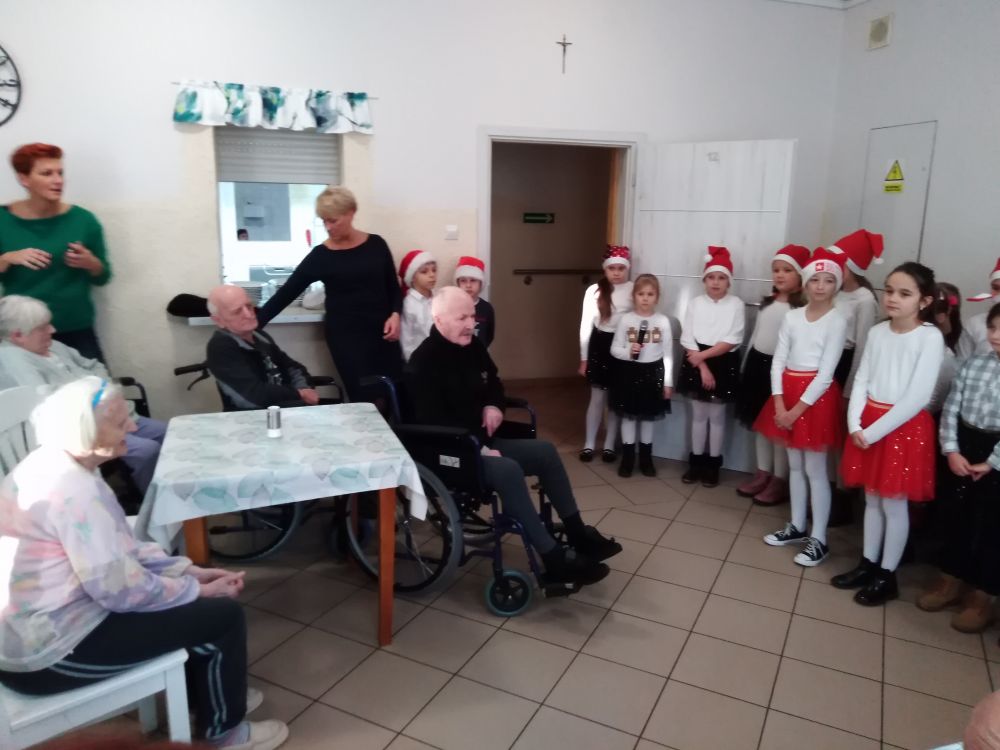 "Razem na Święta"- wizyta dzieci w Domu Pomocy Społecznej nr 2 w Lęborku